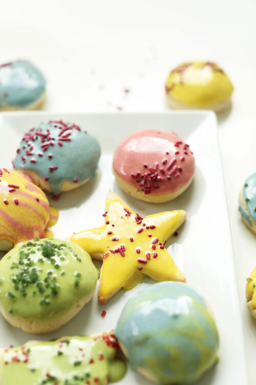 Plate of frosted sugar cookies for our round-up of easy 1-bowl holiday cookie Recipes&reg;168网®历史查询记录-中国体彩幸运168官方飞艇直播